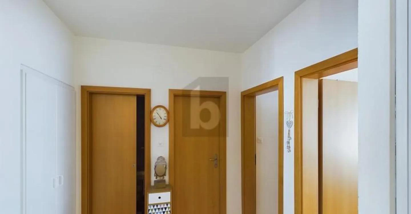 IN THE CENTER, SPACIOUS AND MODERN - Photo 2 of 5