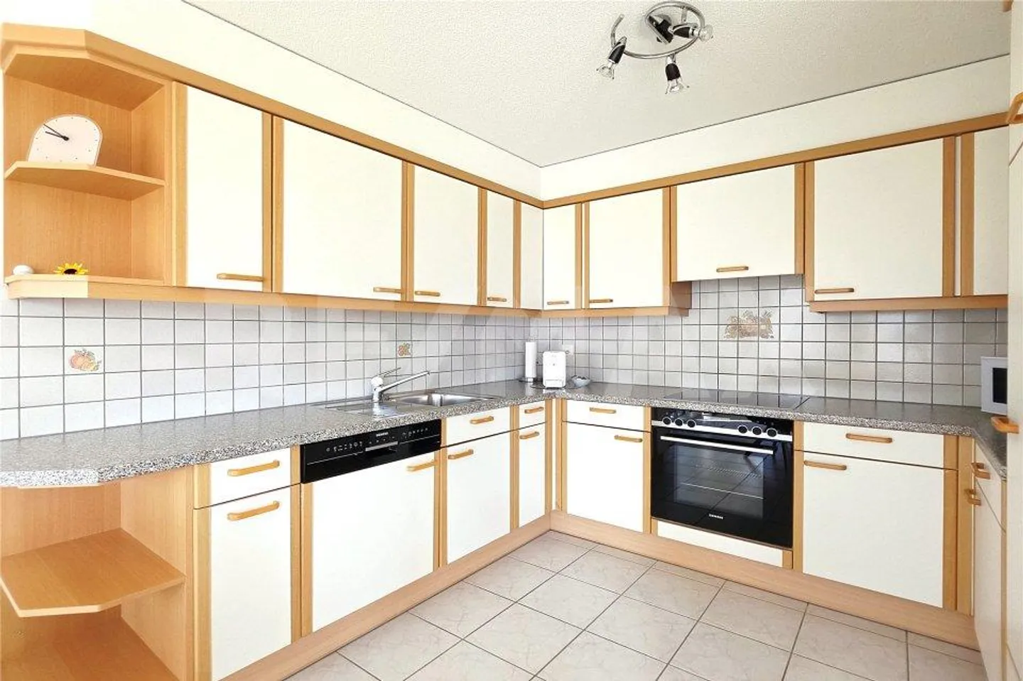 Well-maintained 4.5-room condominium in a preferred residential area in Susten - Photo 6 of 13