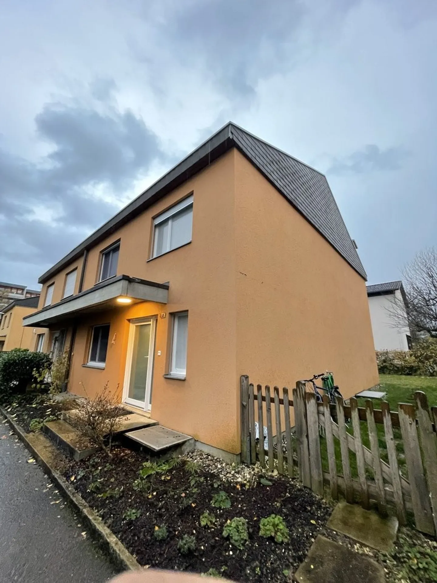 Attraktives renoviertes Doppeleinfamilienhaus - Foto 1 von 11