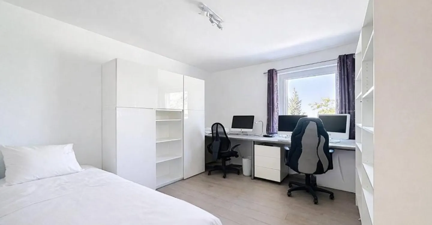 Modern luxury villa of over 350 m² with lake view - Photo 10 of 12