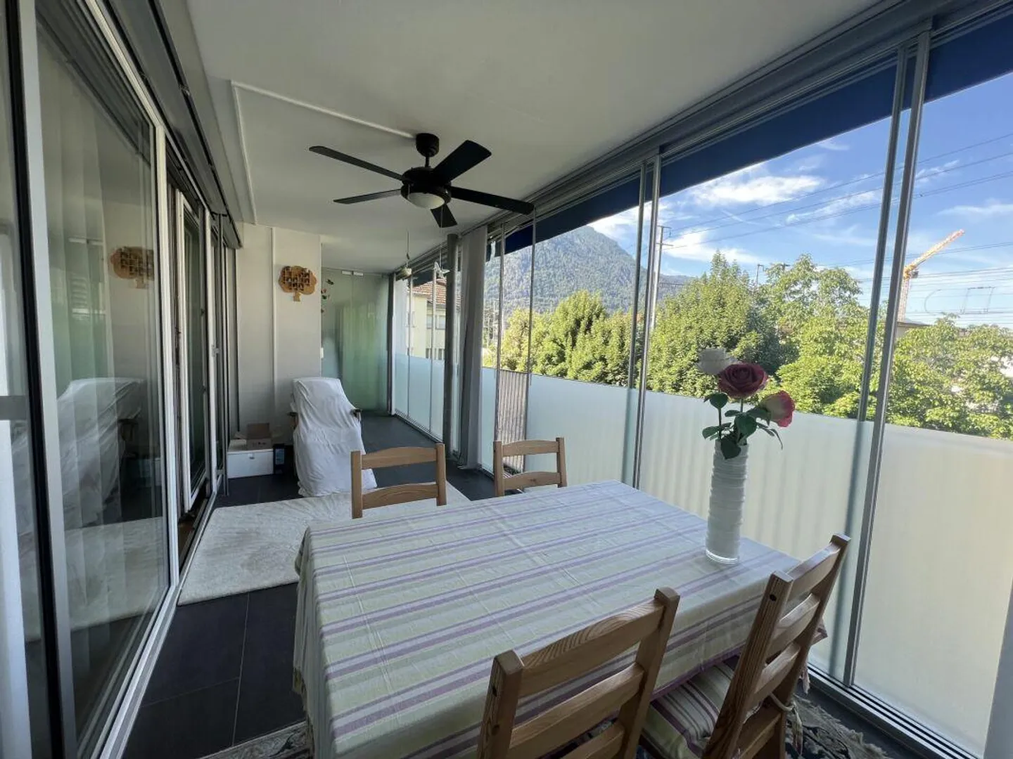 Modern 4.5-room apartment with utility room, 2 underground parking spaces in an optimal location - Photo 3 of 8
