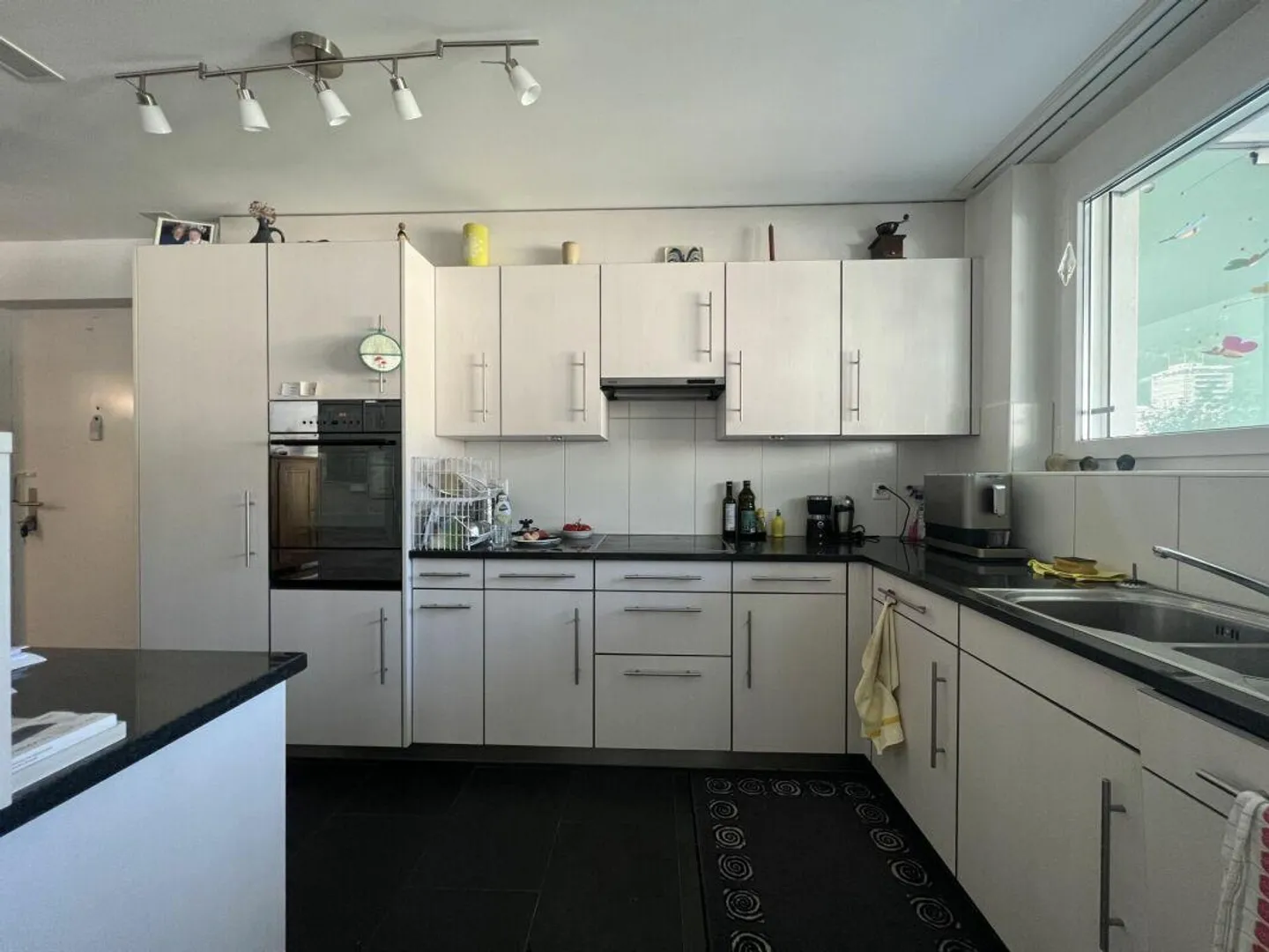 Modern 4.5-room apartment with utility room, 2 underground parking spaces in an optimal location - Photo 4 of 8