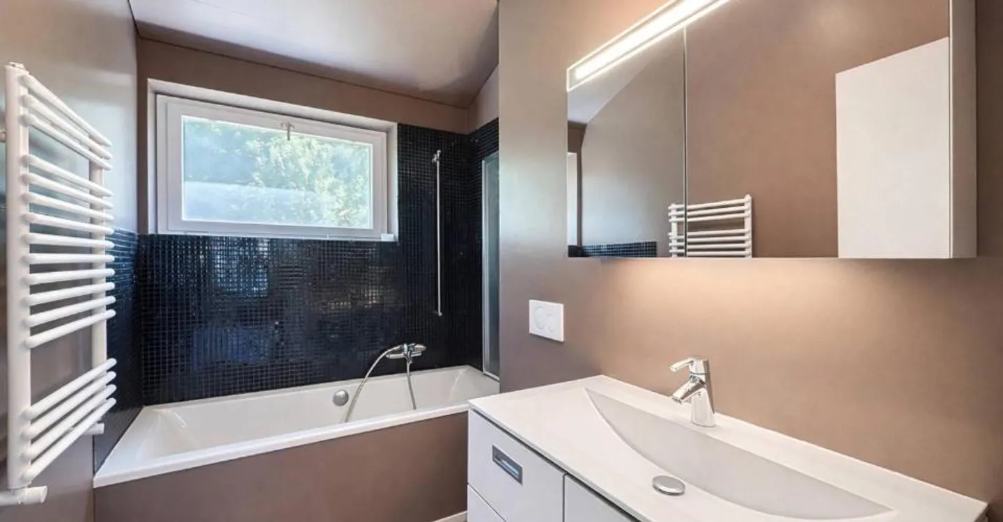 Modern luxury villa of over 350 m² with lake view - Photo 9 of 12