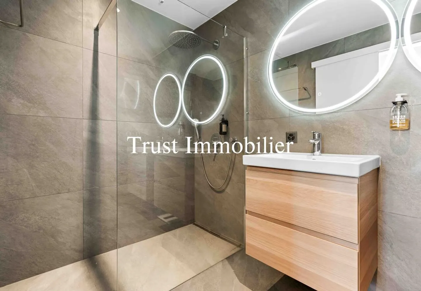 Penthouse Apartment + Studio, 1km from the center of Crans - Photo 11 of 13