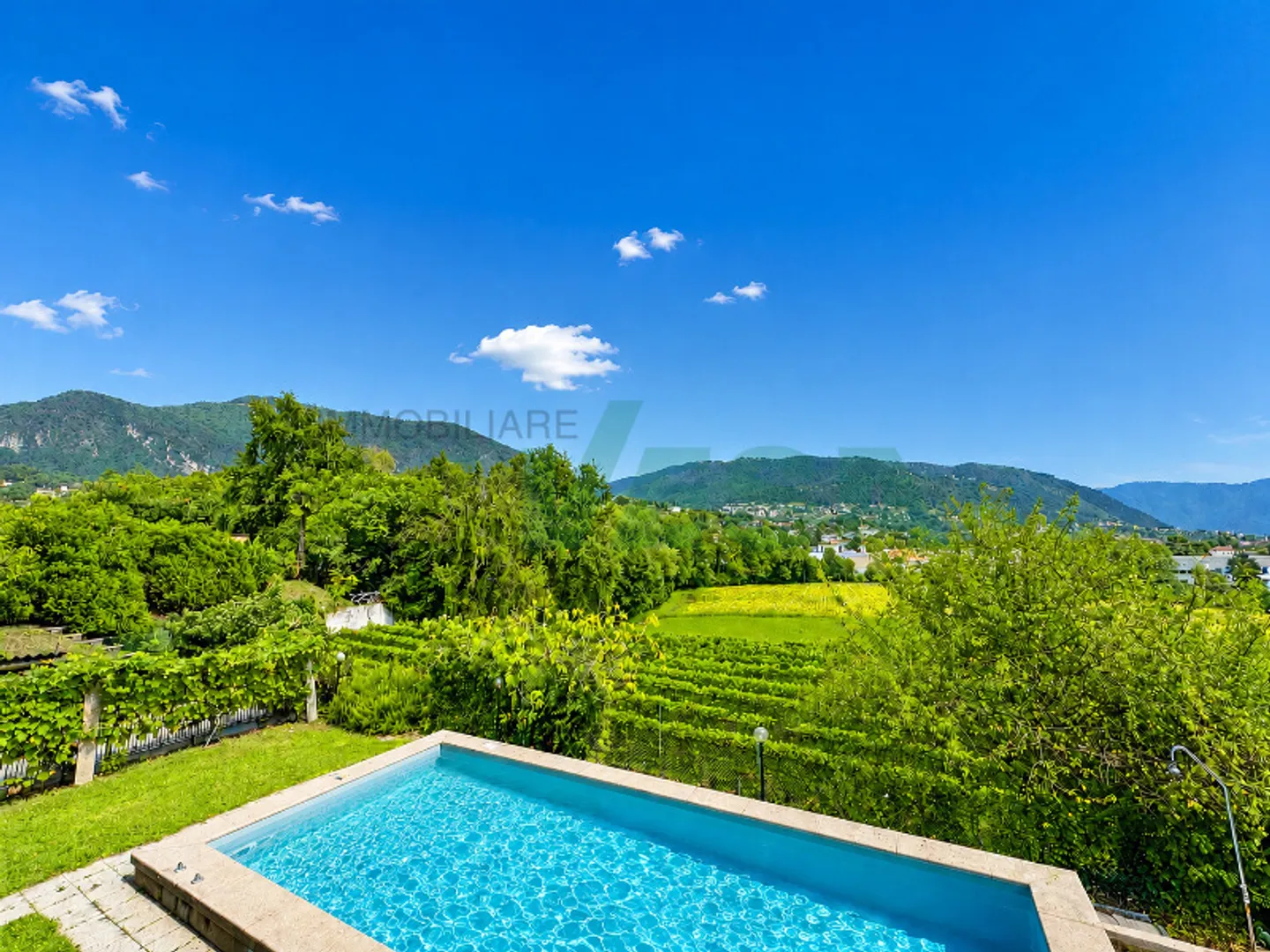 Spacious villa with swimming pool and panoramic views over the vineyards - Photo 1 of 15