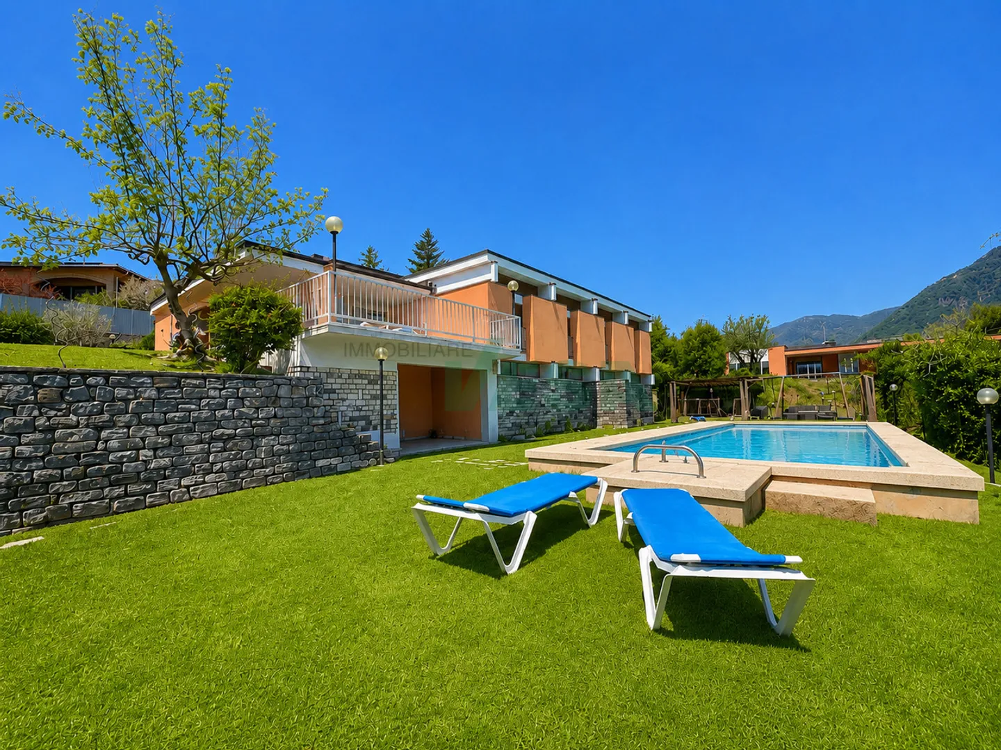 Spacious villa with swimming pool and panoramic views over the vineyards - Photo 2 of 15