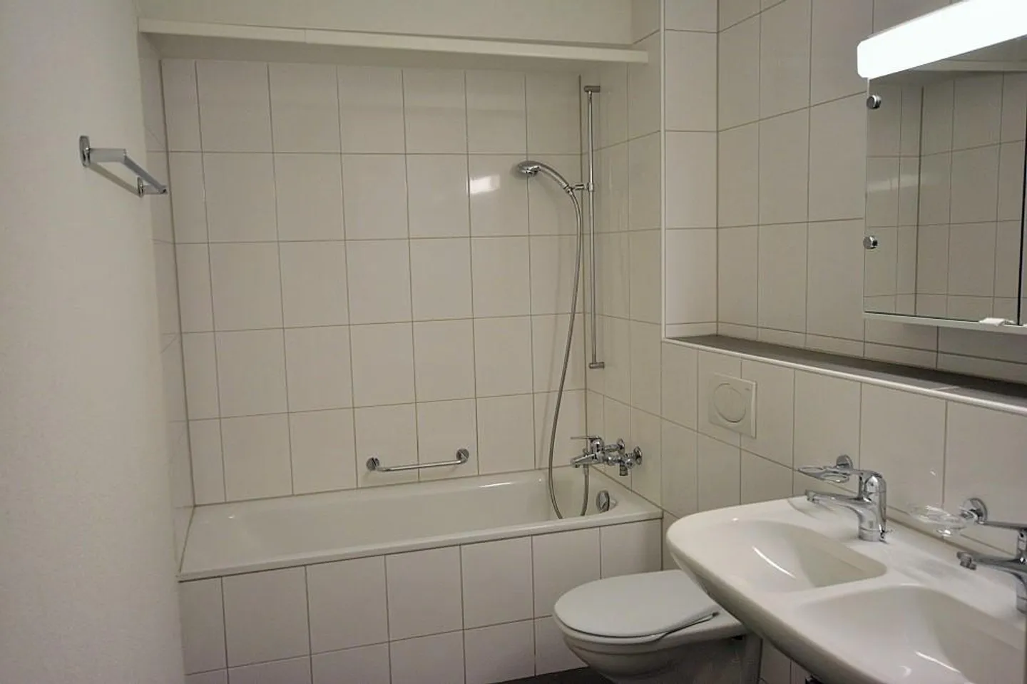 Spacious Apartment - Photo 2 of 11