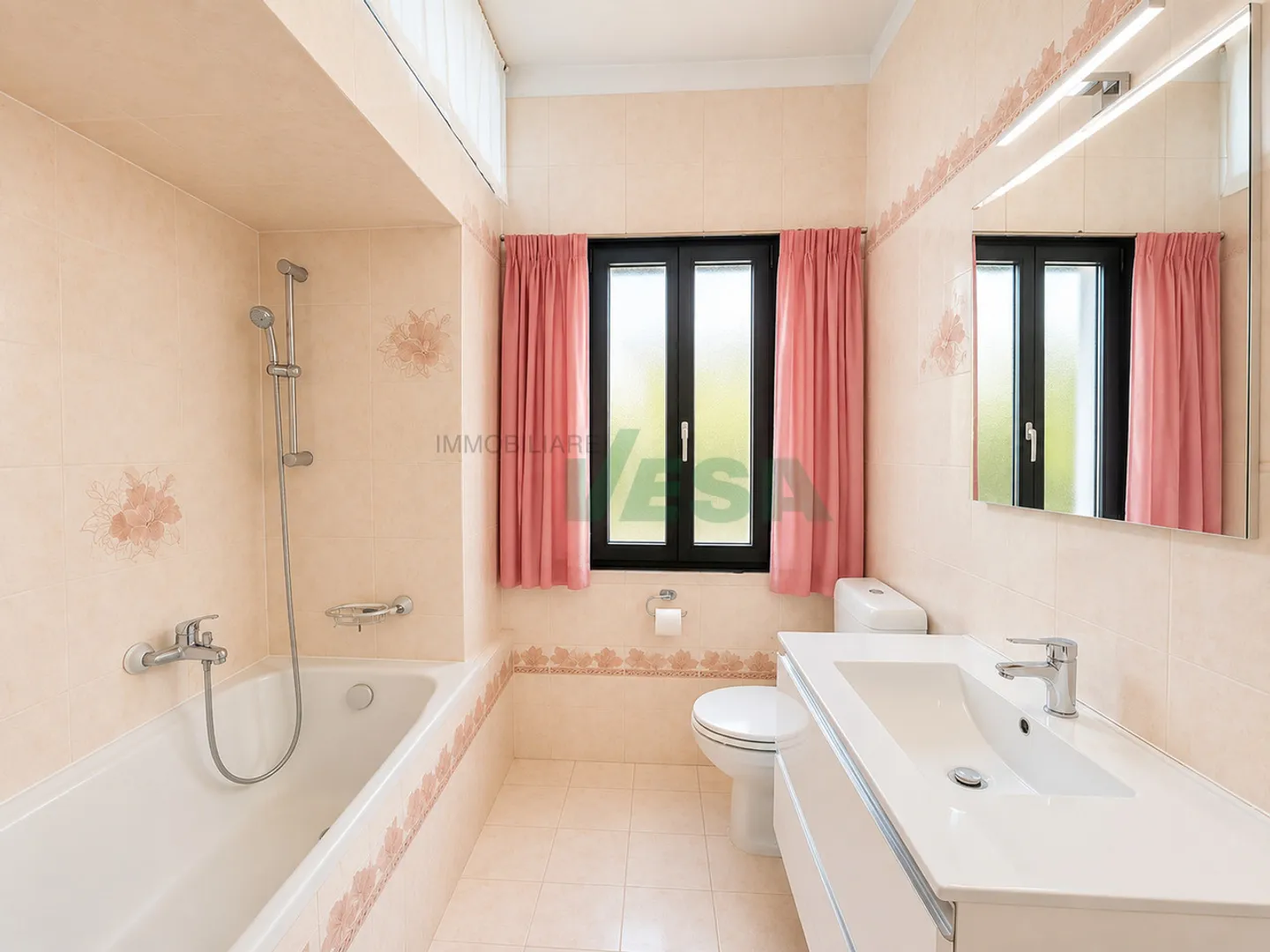 Spacious villa with swimming pool and panoramic views over the vineyards - Photo 14 of 15