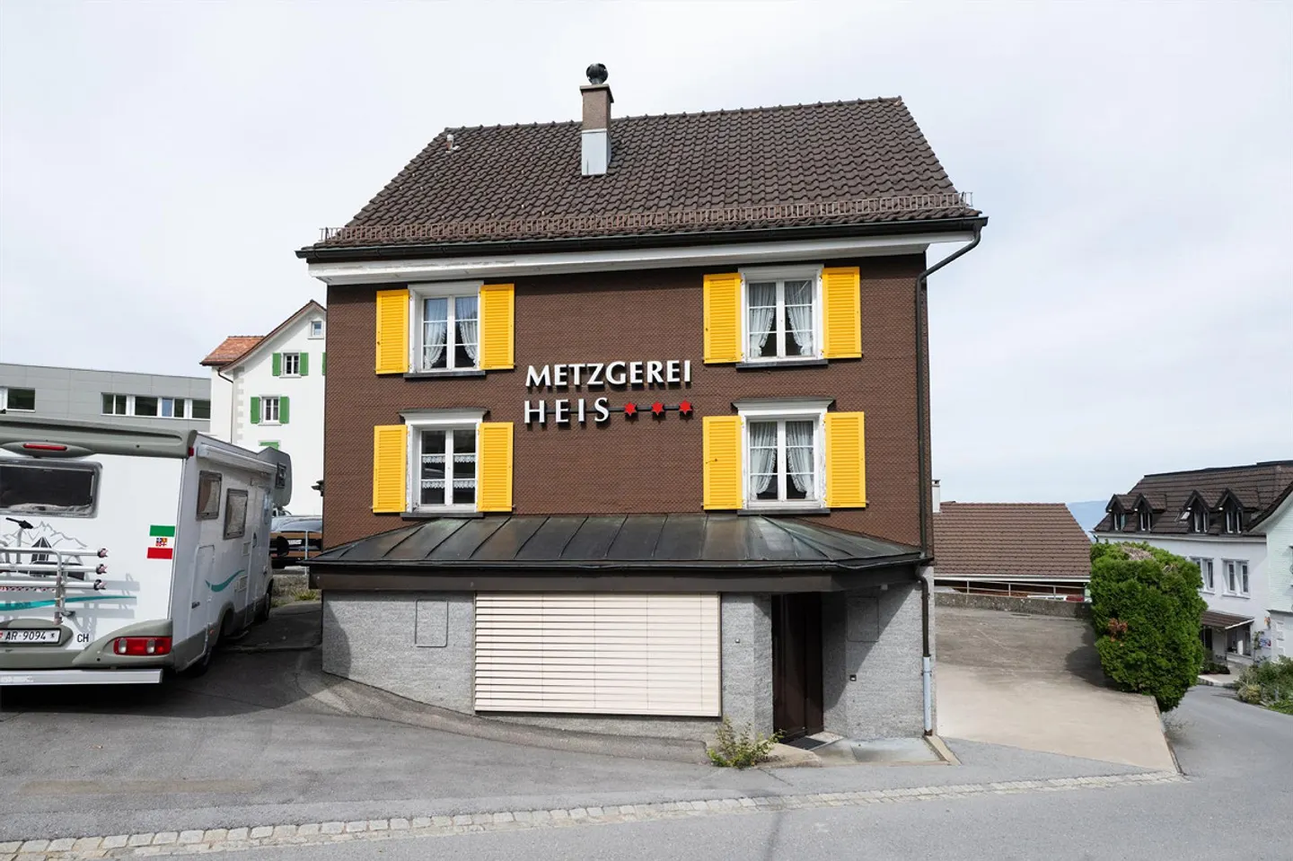 Former butcher shop with apartment and outbuildings - Photo 4 of 10