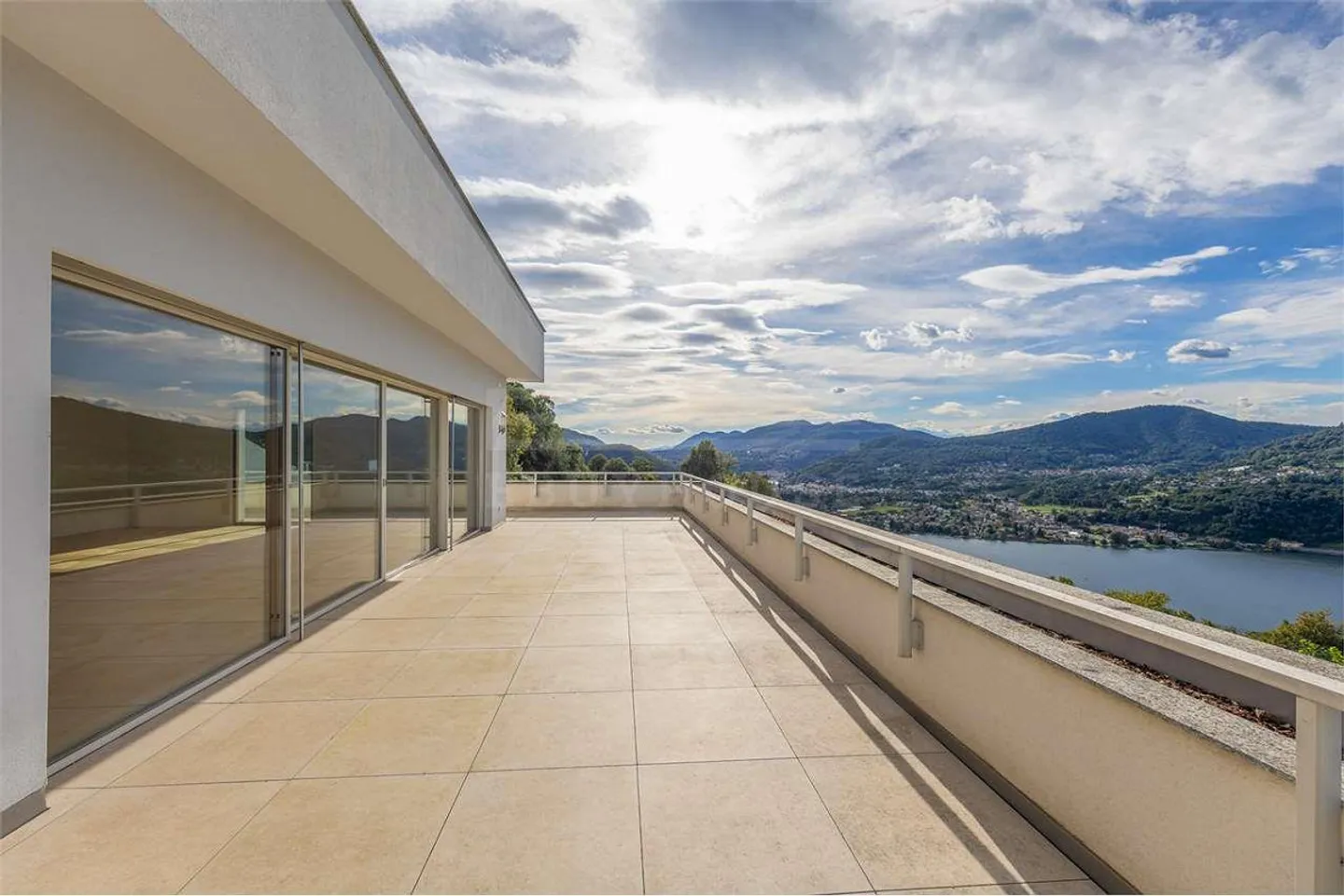 Luxus-Penthouse in Montagnola mit Pool und SPA - Foto 3 von 13