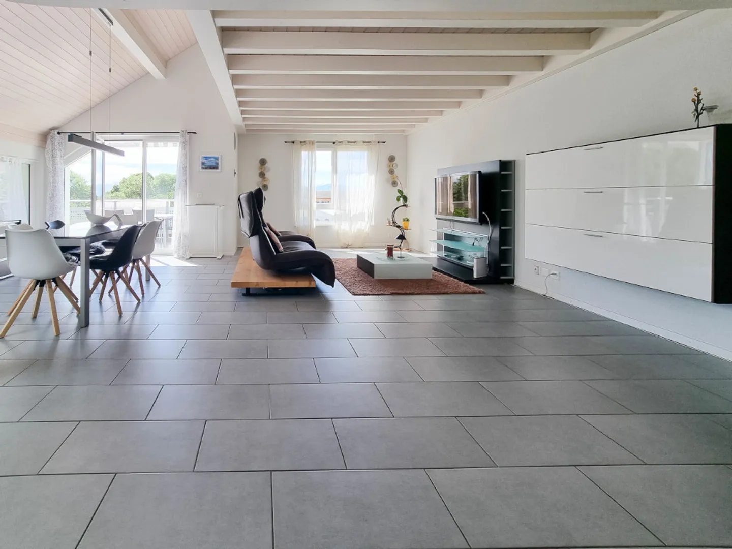 Bright duplex apartment with balcony in a privileged residential setting - Photo 2 of 7