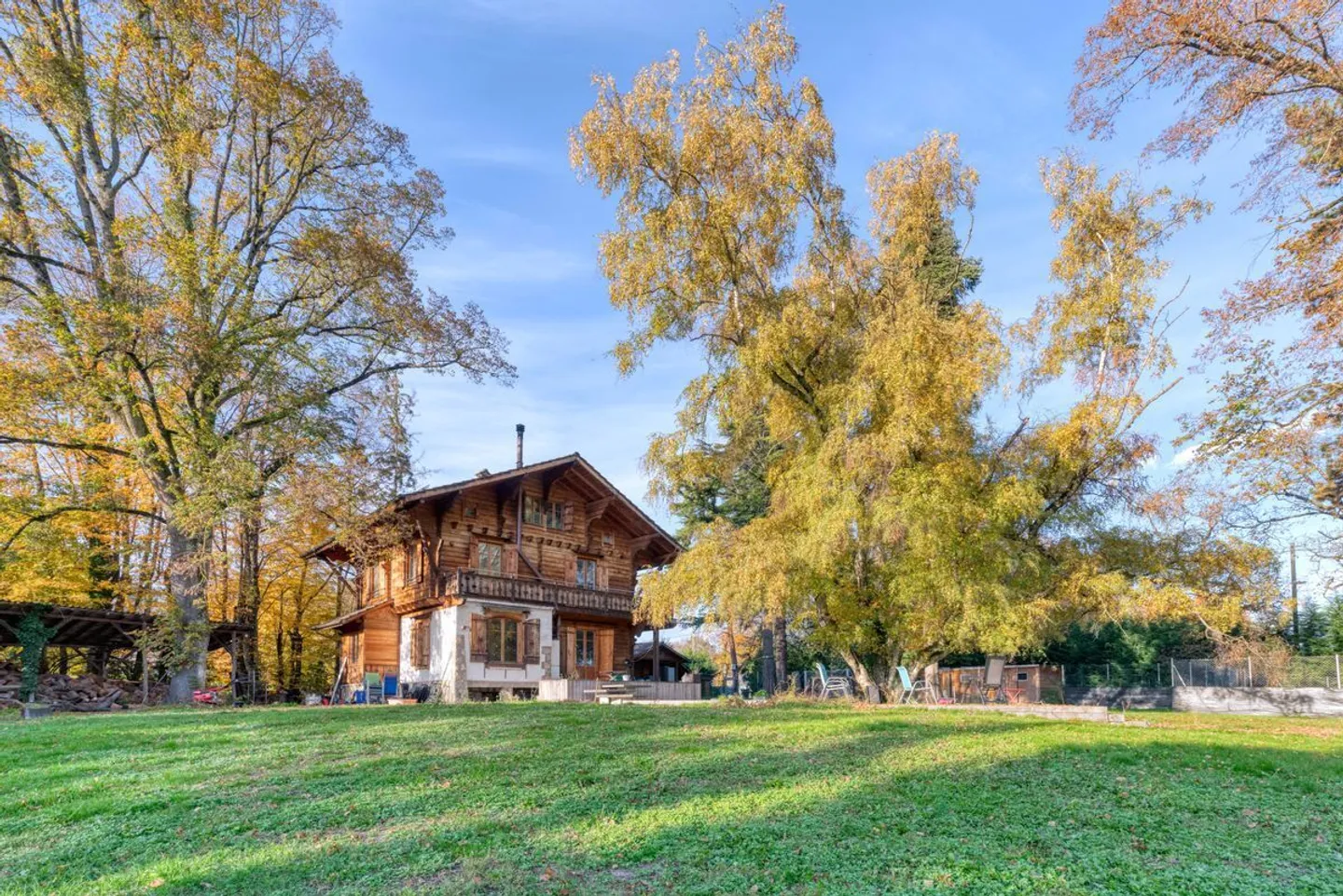 Individual chalet with large wooded park in Bellevue - Photo 1 of 13