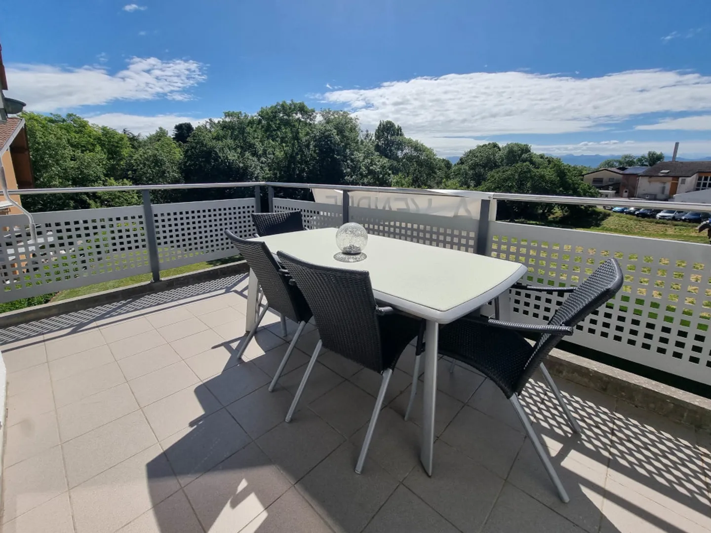 Bright duplex apartment with balcony in a privileged residential setting - Photo 1 of 7