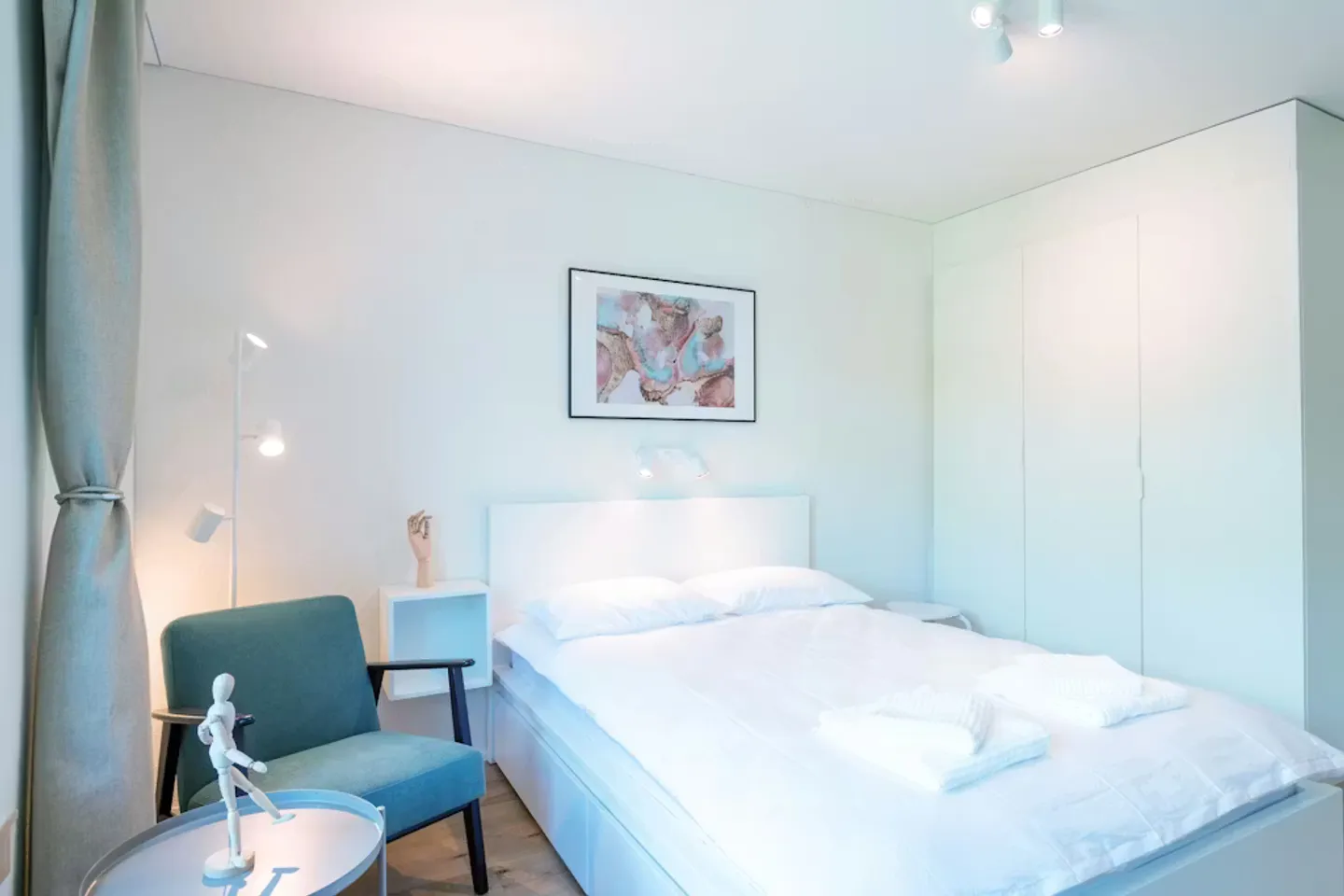 Charming Zurich Apartment - Photo 3 of 8