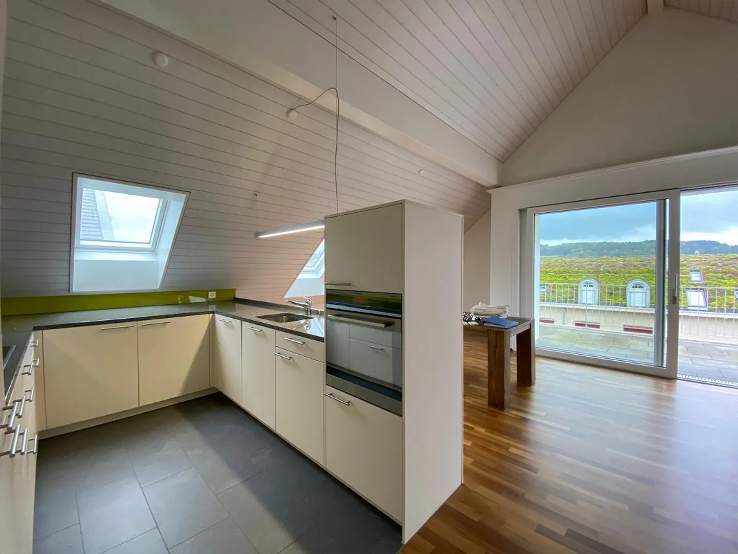 Attractive 4.5-room penthouse with a view - Photo 2 of 12