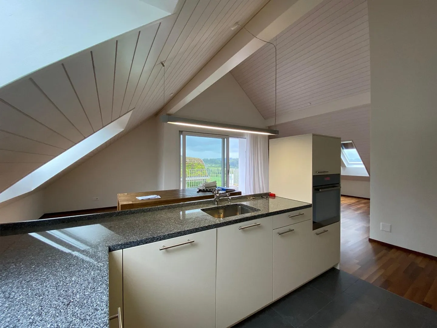 Attractive 4.5-room penthouse with a view - Photo 3 of 12