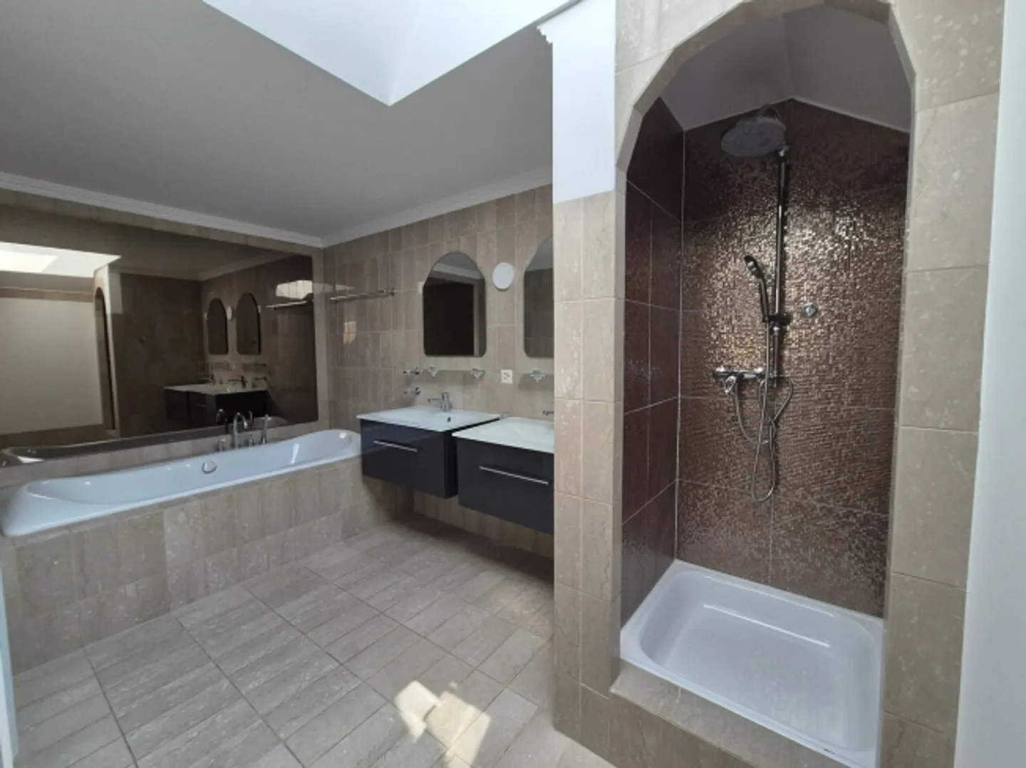 Outstanding single-family house of more than 250 m², on two levels, high standard - Photo 4 of 13