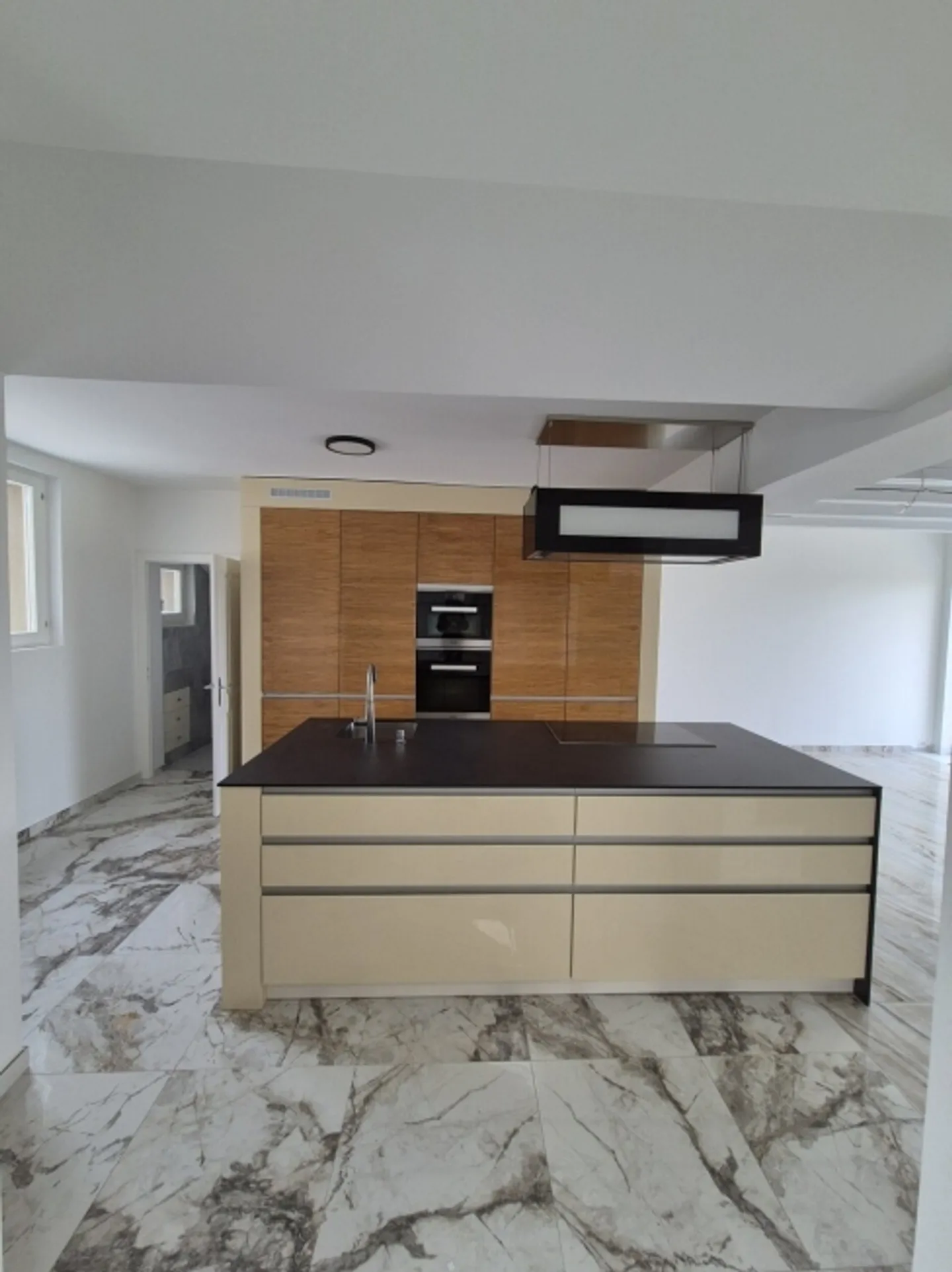 Outstanding single-family house of more than 250 m², on two levels, high standard - Photo 2 of 13