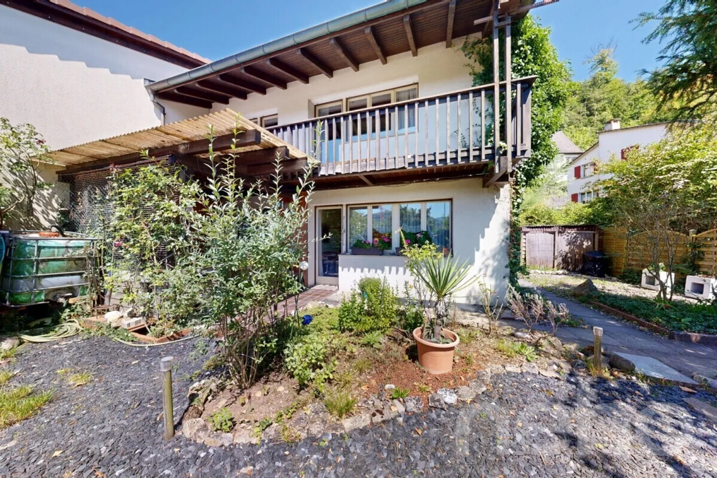 Incantevole casa a schiera angolare con ampio giardino a Liestal - Foto 1 di 12