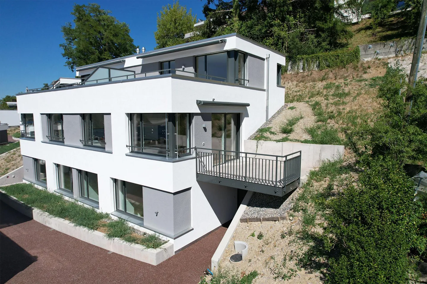 4.5-Zimmer-Doppeleinfamilienhaus an privilegierter Hanglage - Foto 1 di 20