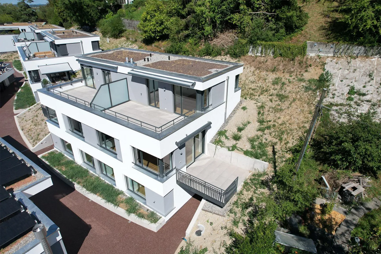 4.5-Zimmer-Doppeleinfamilienhaus an privilegierter Hanglage - Foto 2 di 20