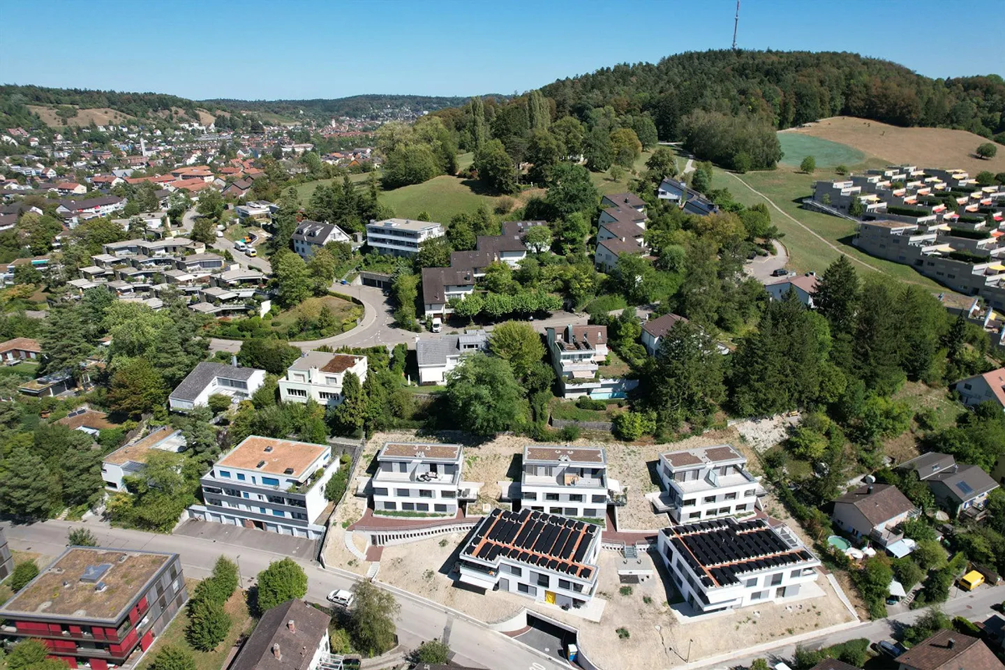 4.5-Zimmer-Doppeleinfamilienhaus an privilegierter Hanglage - Foto 4 di 20