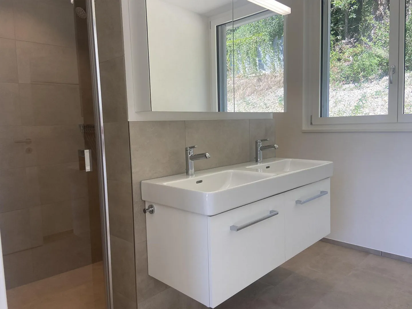 4.5-Zimmer-Doppeleinfamilienhaus an privilegierter Hanglage - Foto 14 di 20