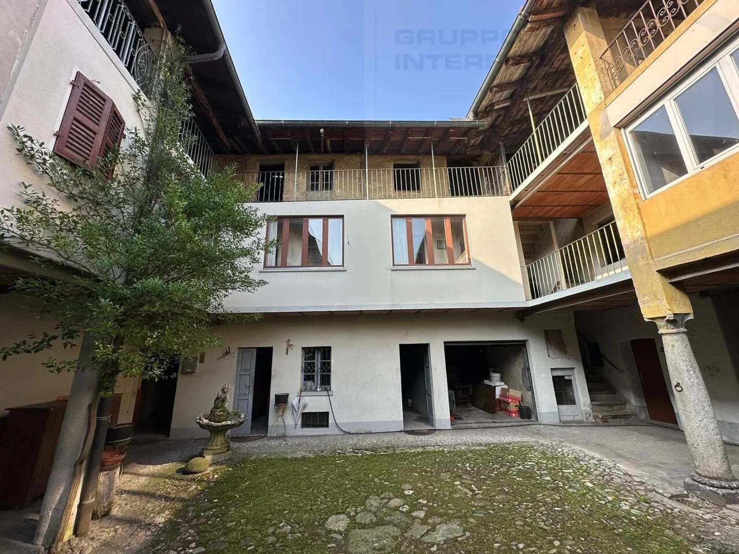 SPACIOUS HOUSE TO RENOVATE WITH GARDEN - Photo 2 of 6