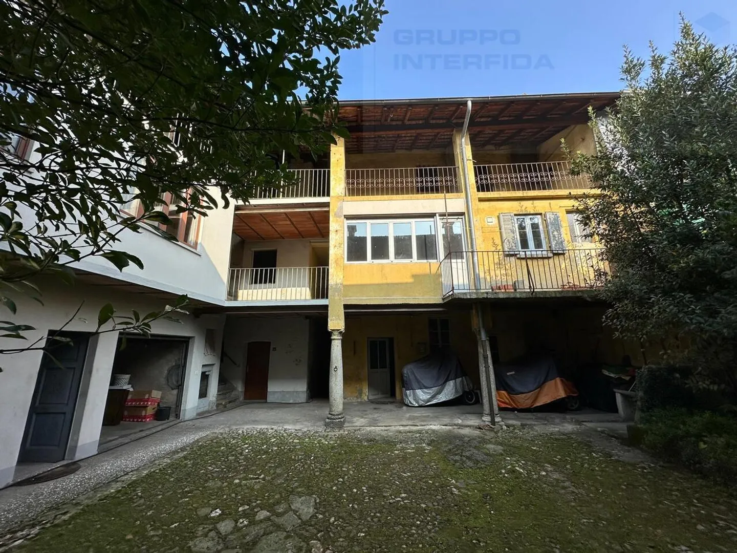 SPACIOUS HOUSE TO RENOVATE WITH GARDEN - Photo 3 of 6