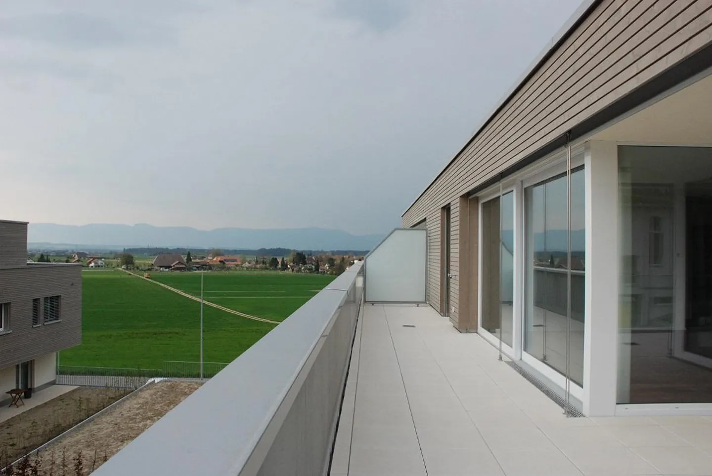 Moderne Attikawohnung mit grosser Terrasse - Foto 8 von 8
