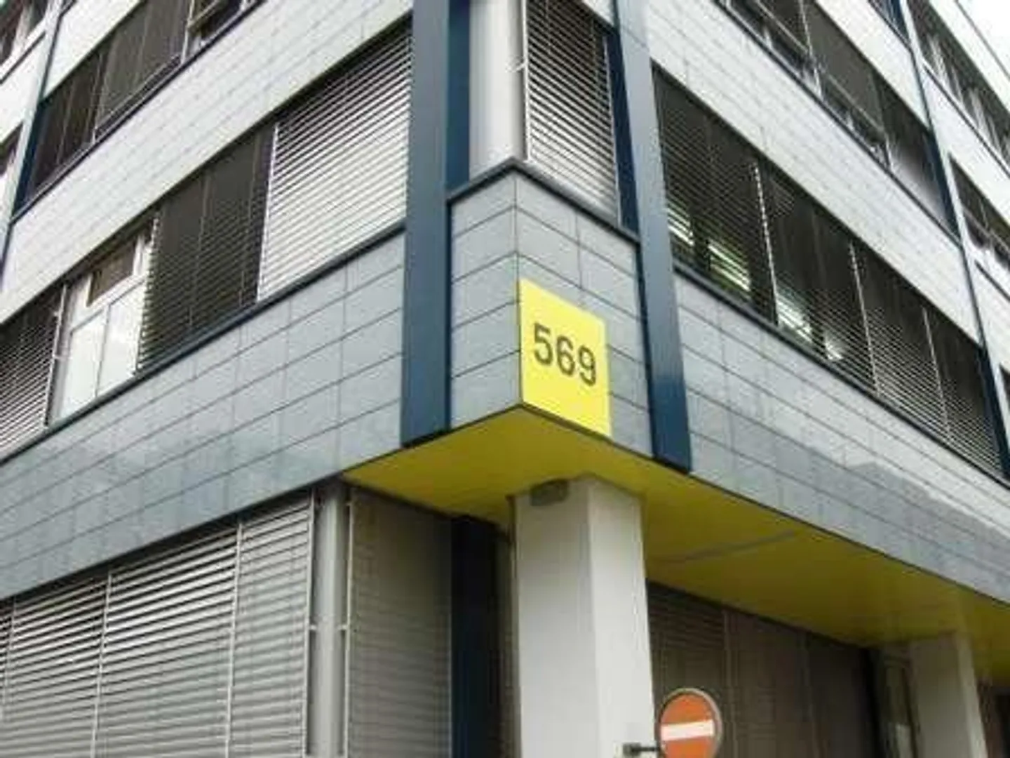 Places de stationnement disponibles à louer immédiatement - Photo 2 sur 2
