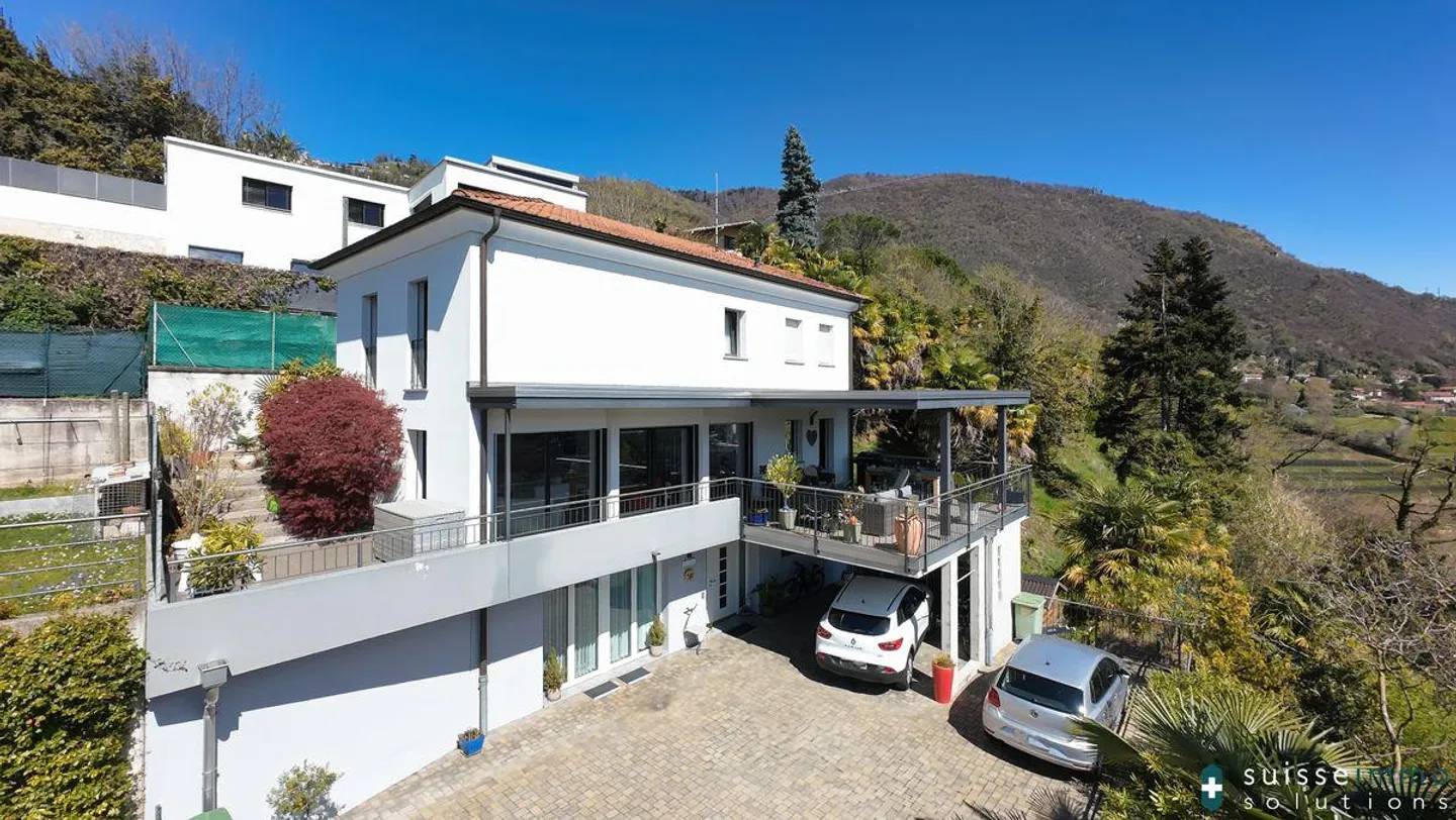 Single-family house immersed in greenery with panoramic view and large terrace - Photo 1 of 13