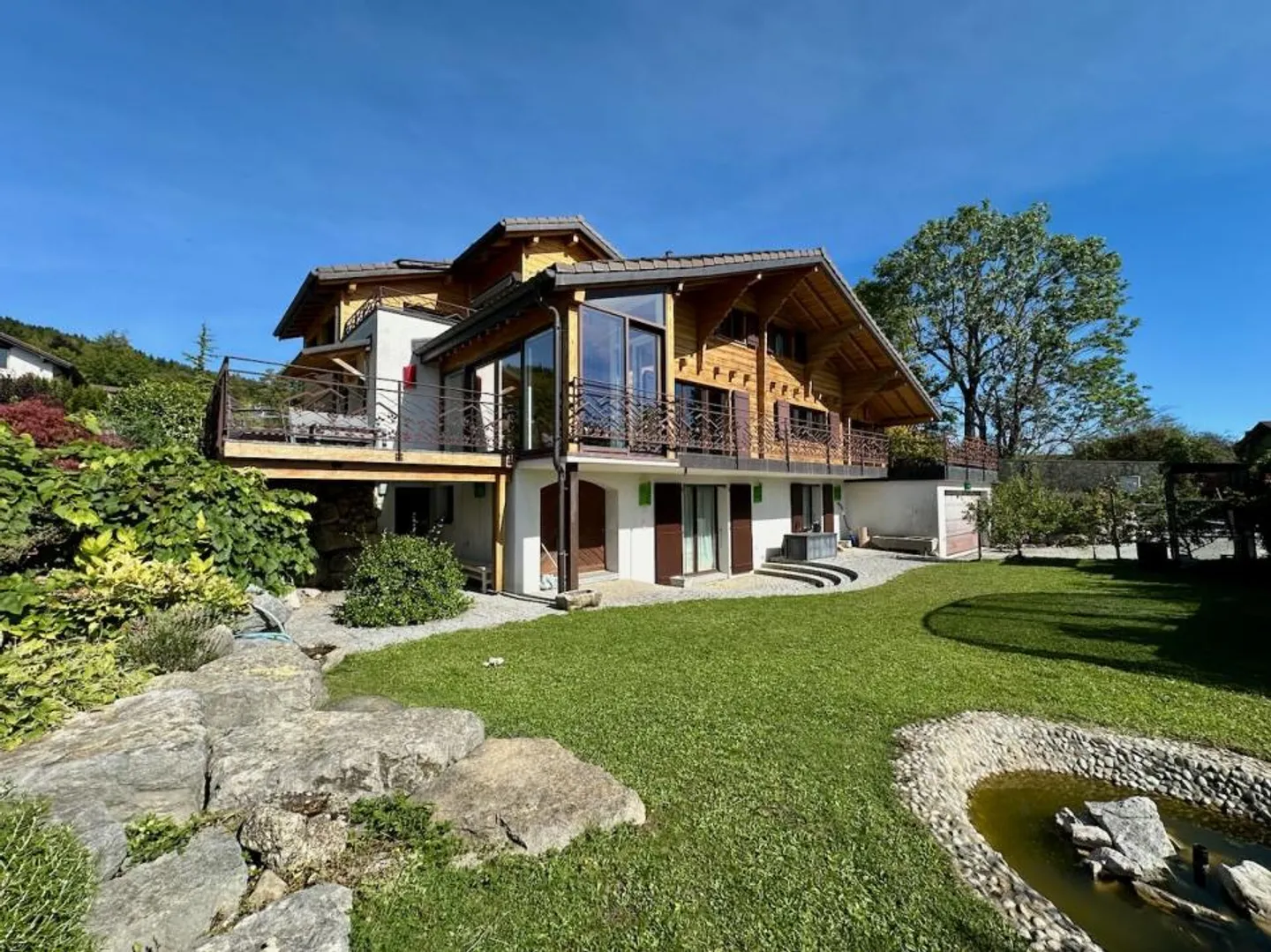 Spacious renovated chalet in Arzier, close to the center and amenities - Photo 1 of 13