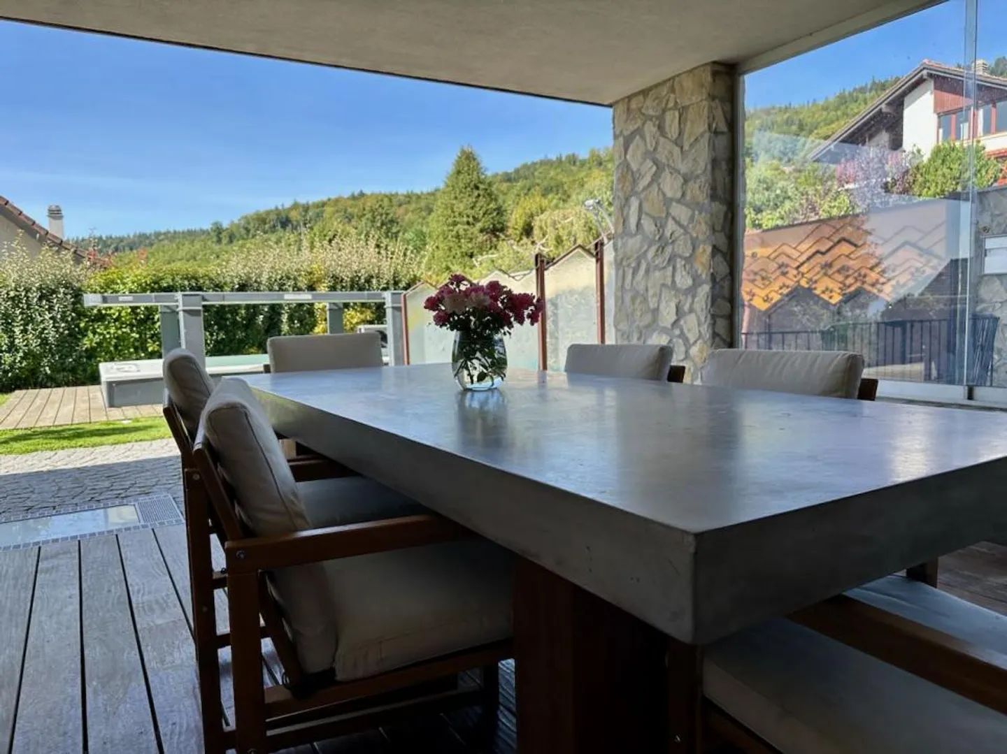 Spacious renovated chalet in Arzier, close to the center and amenities - Photo 3 of 13