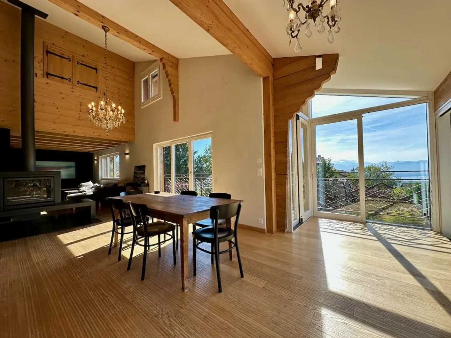 Spacious renovated chalet in Arzier, close to the center and amenities - Photo 4 of 13