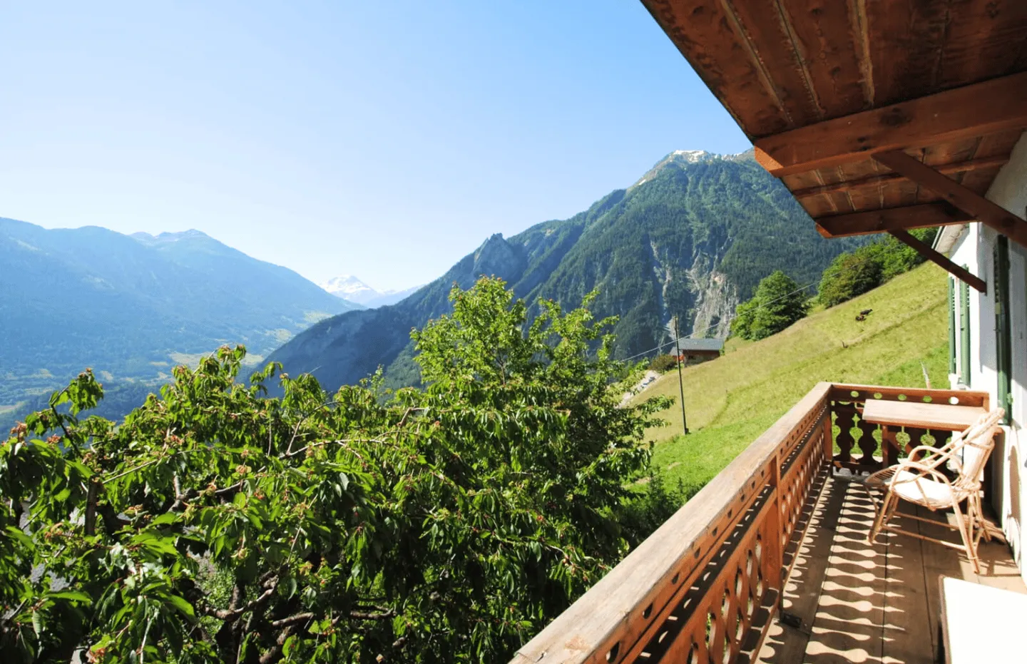 Casa con 2 appartamenti a Vens (Bagnes) con terreno adiacente - Foto 3 di 8