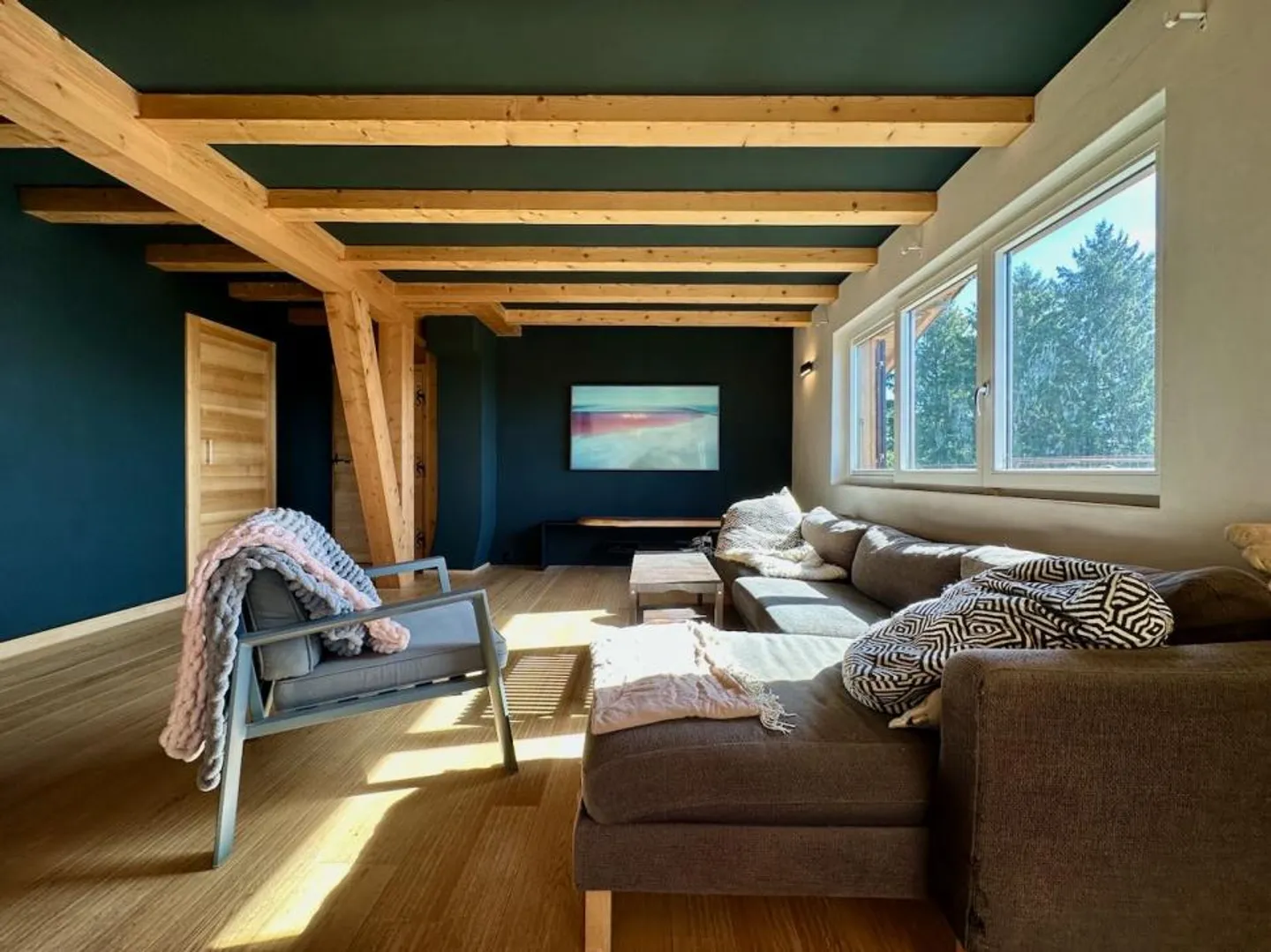 Spacious renovated chalet in Arzier, close to the center and amenities - Photo 5 of 13