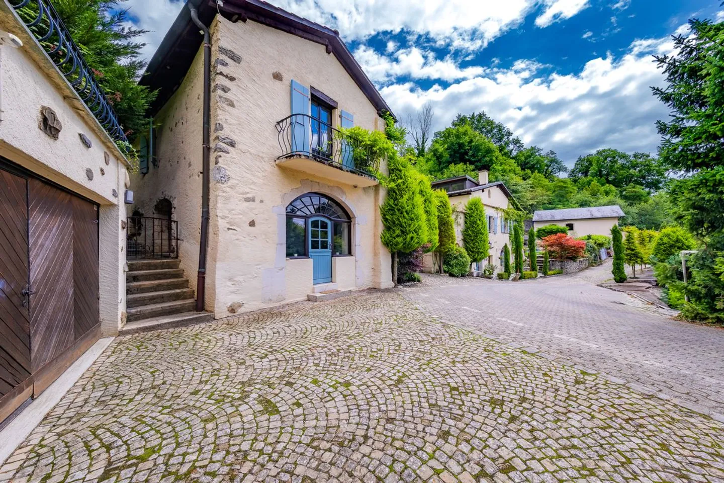 Charakterresidenz mit Seeblick und außergewöhnlichem Potenzial - Foto 2 von 7
