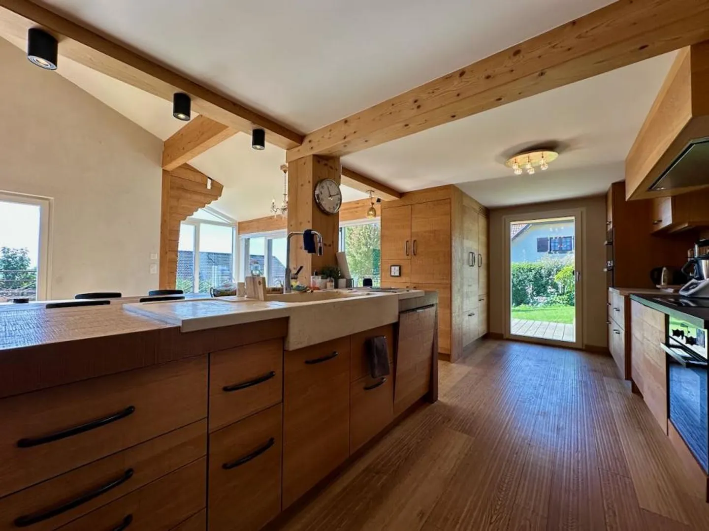 Spacious renovated chalet in Arzier, close to the center and amenities - Photo 8 of 13