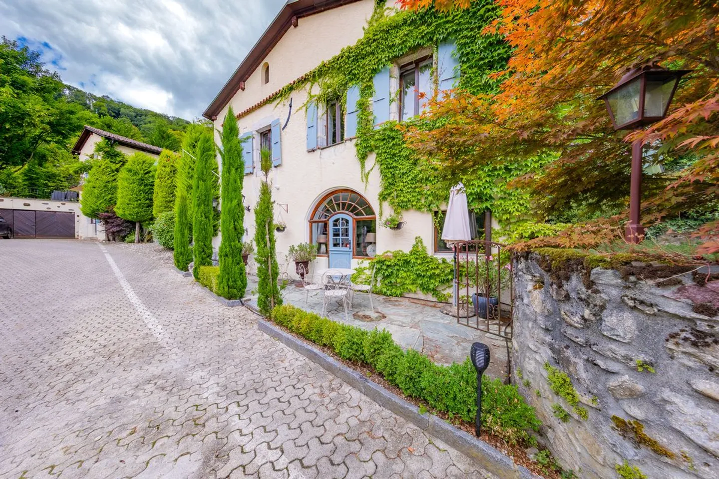 Charakterresidenz mit Seeblick und außergewöhnlichem Potenzial - Foto 3 von 7