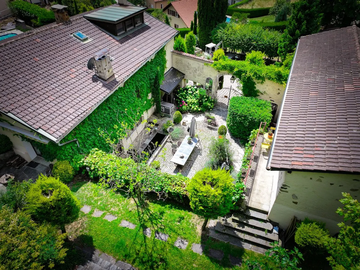 Charakterresidenz mit Seeblick und außergewöhnlichem Potenzial - Foto 4 von 7