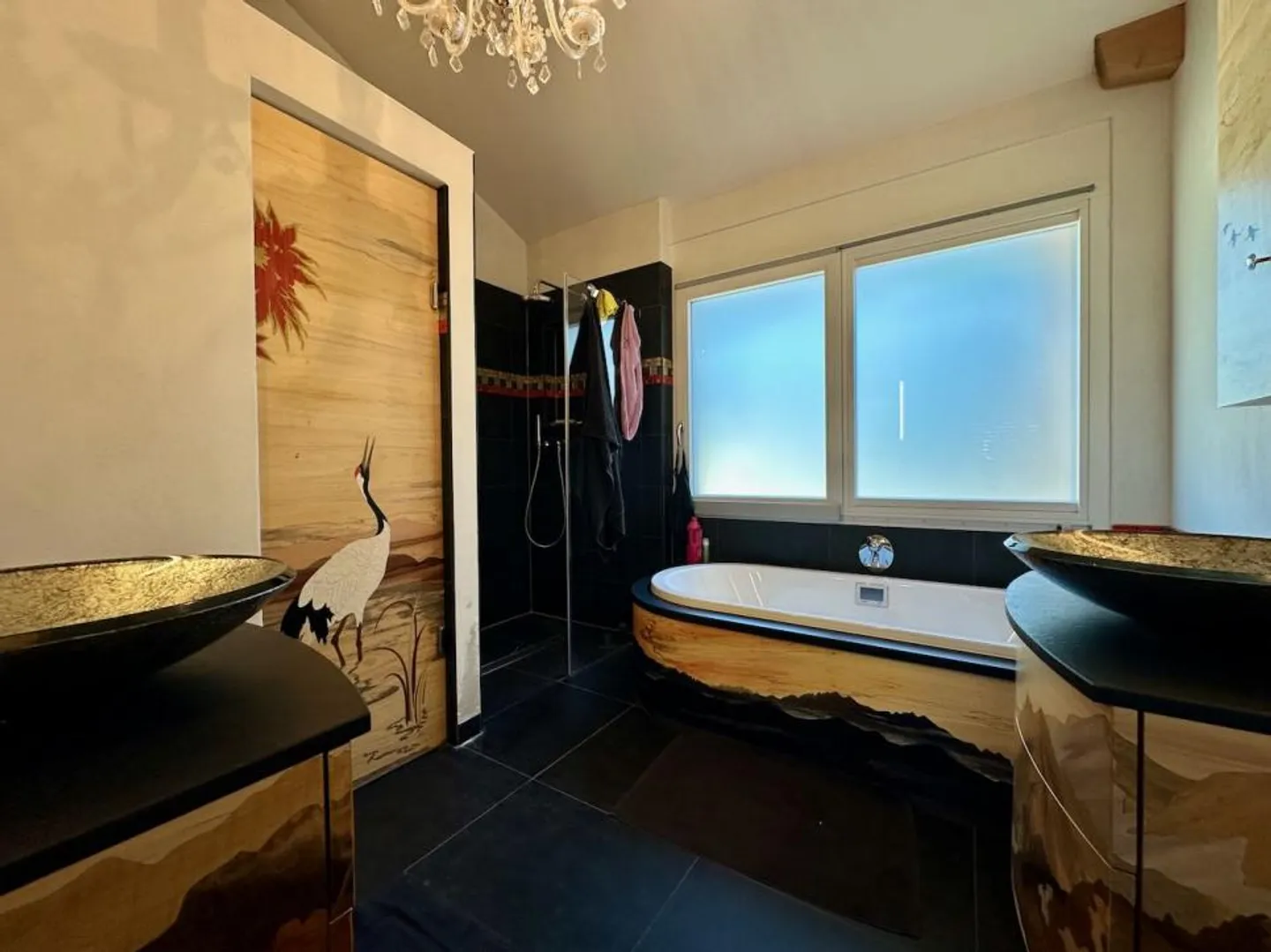Spacious renovated chalet in Arzier, close to the center and amenities - Photo 7 of 13
