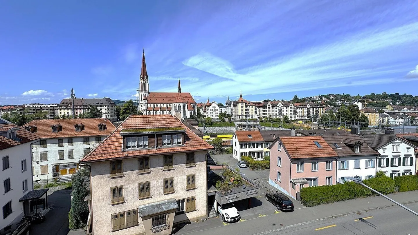 Première location après rénovation ! Appartement moderne de 4,5 pièces avec balcon à Saint-Gall - Photo 1 sur 12