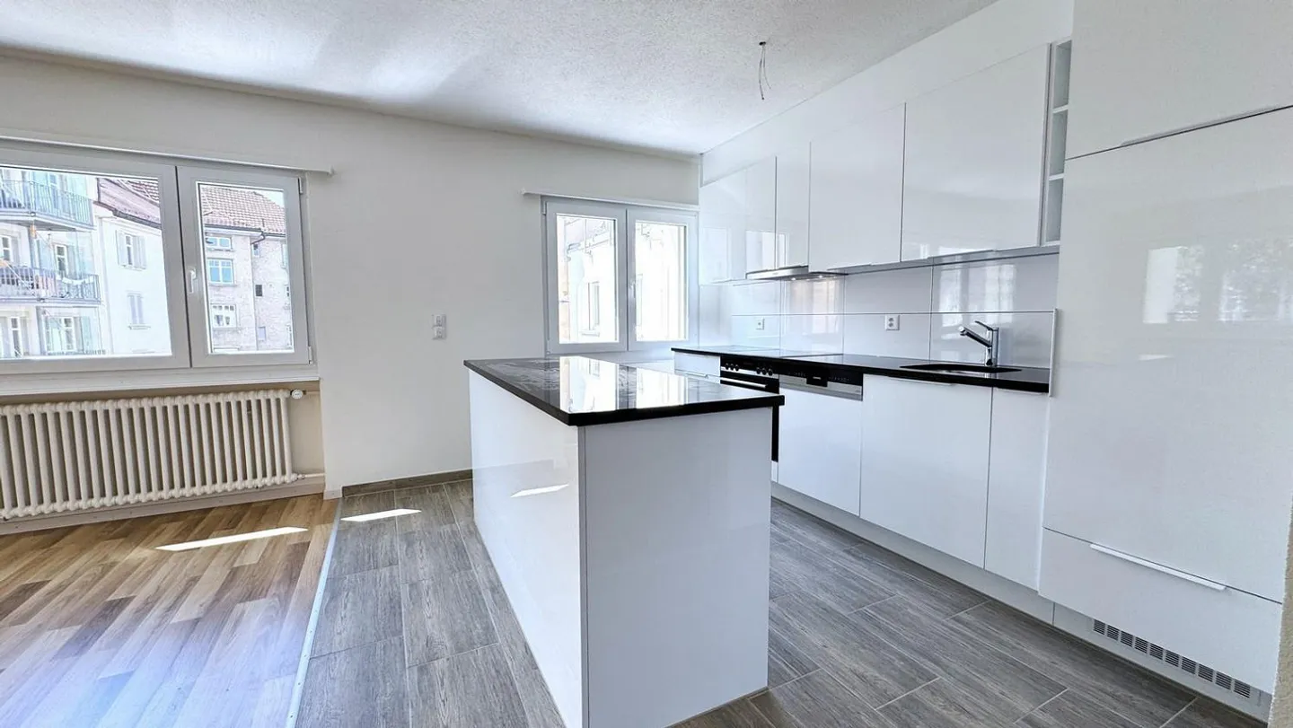 Première location après rénovation ! Appartement moderne de 4,5 pièces avec balcon à Saint-Gall - Photo 5 sur 12