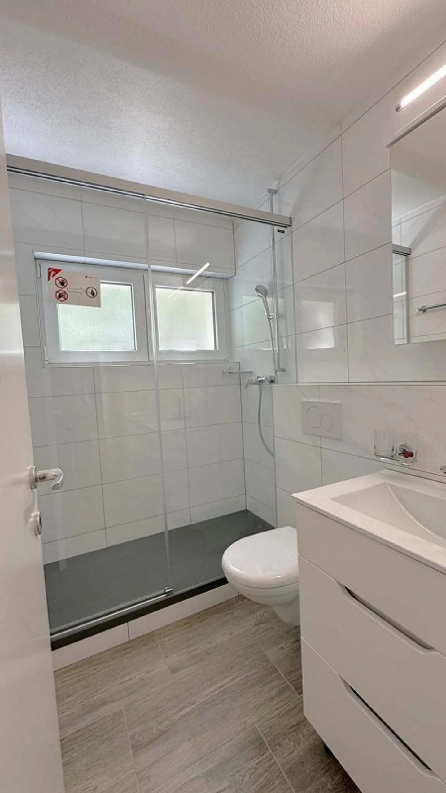 Première location après rénovation ! Appartement moderne de 4,5 pièces avec balcon à Saint-Gall - Photo 11 sur 12