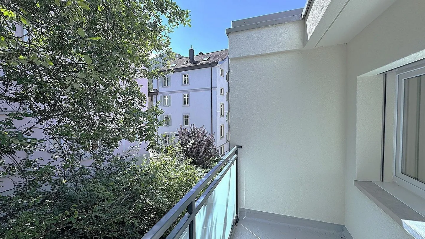 Première location après rénovation ! Appartement moderne de 4,5 pièces avec balcon à Saint-Gall - Photo 12 sur 12
