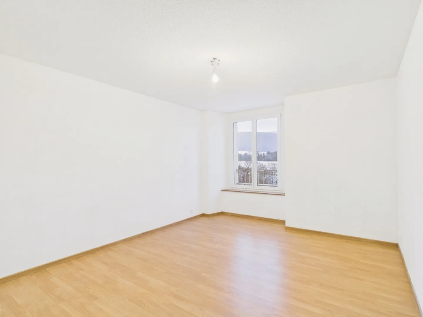 Ampio appartamento di 6 stanze con balcone a Valangin - Foto 8 di 13