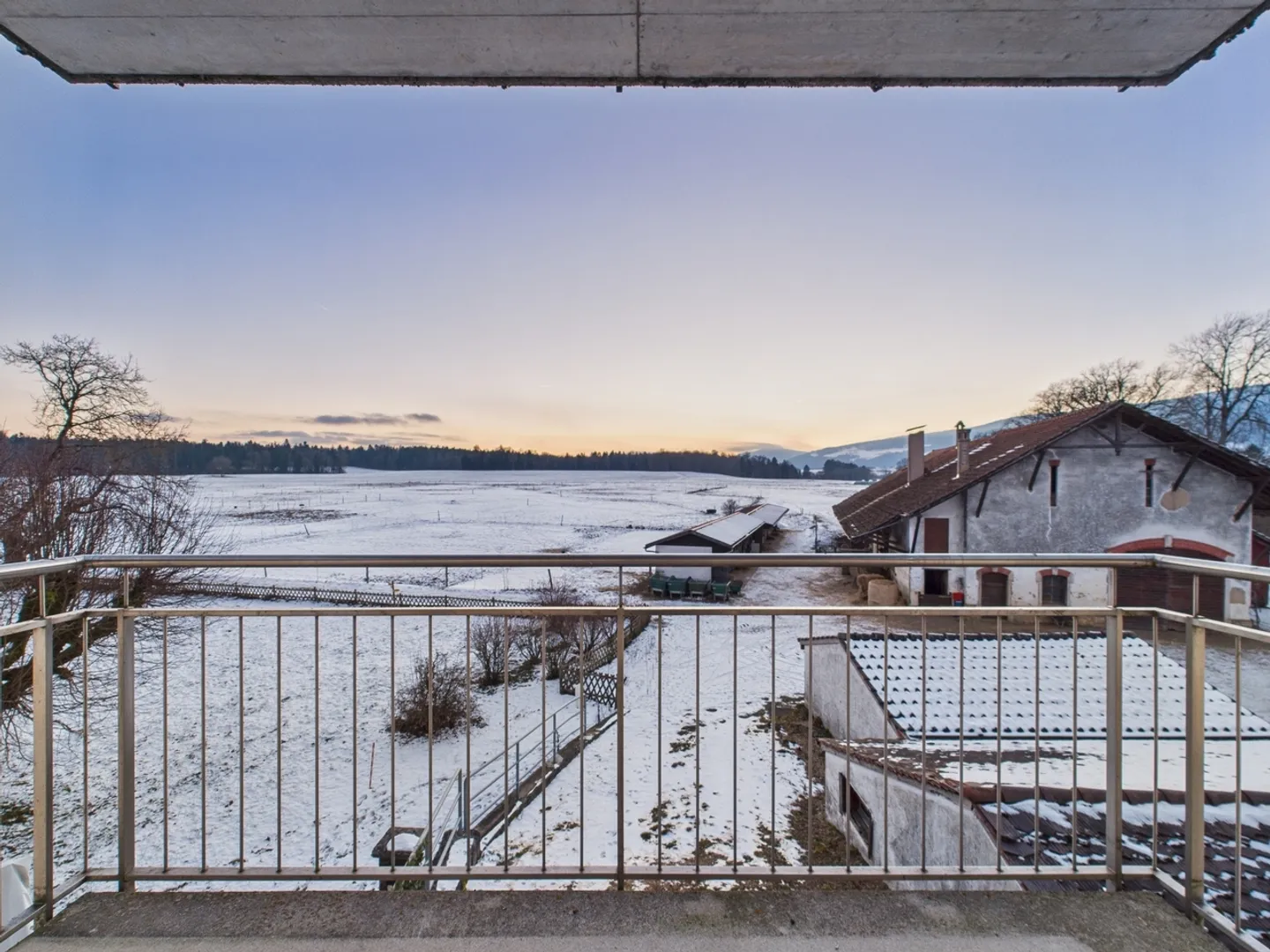 Ampio appartamento di 6 stanze con balcone a Valangin - Foto 11 di 13