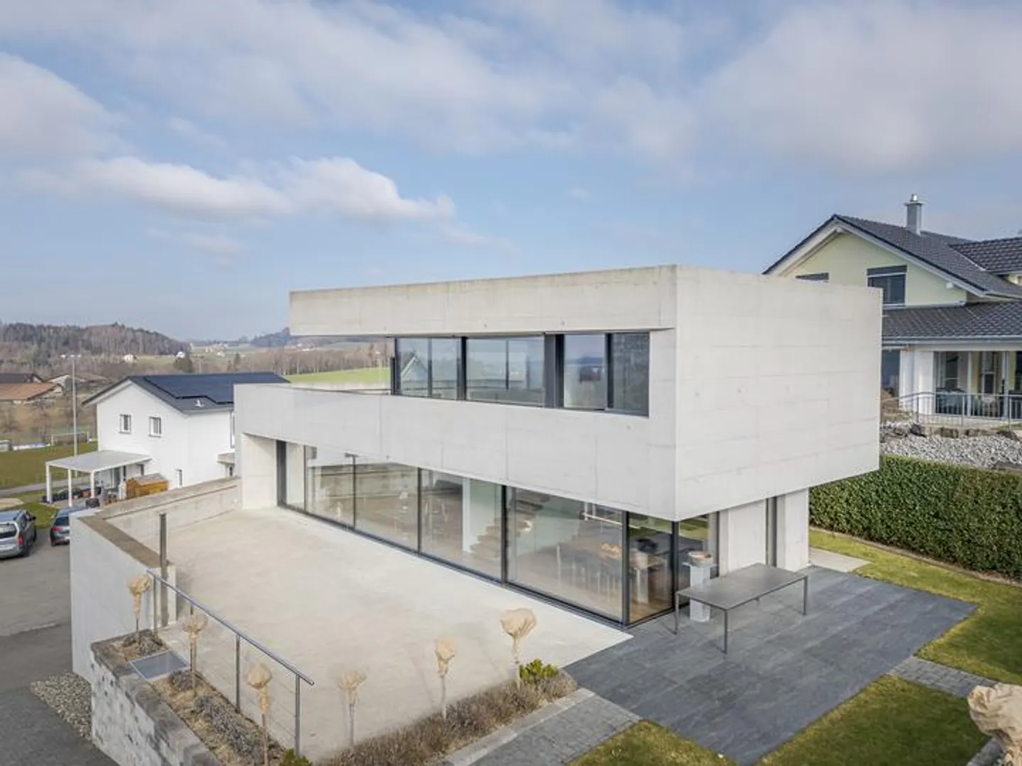 MODERNES ARCHITEKTENHAUS MIT ZEITLOSER BETONÄSTHETIK - Foto 1 von 8