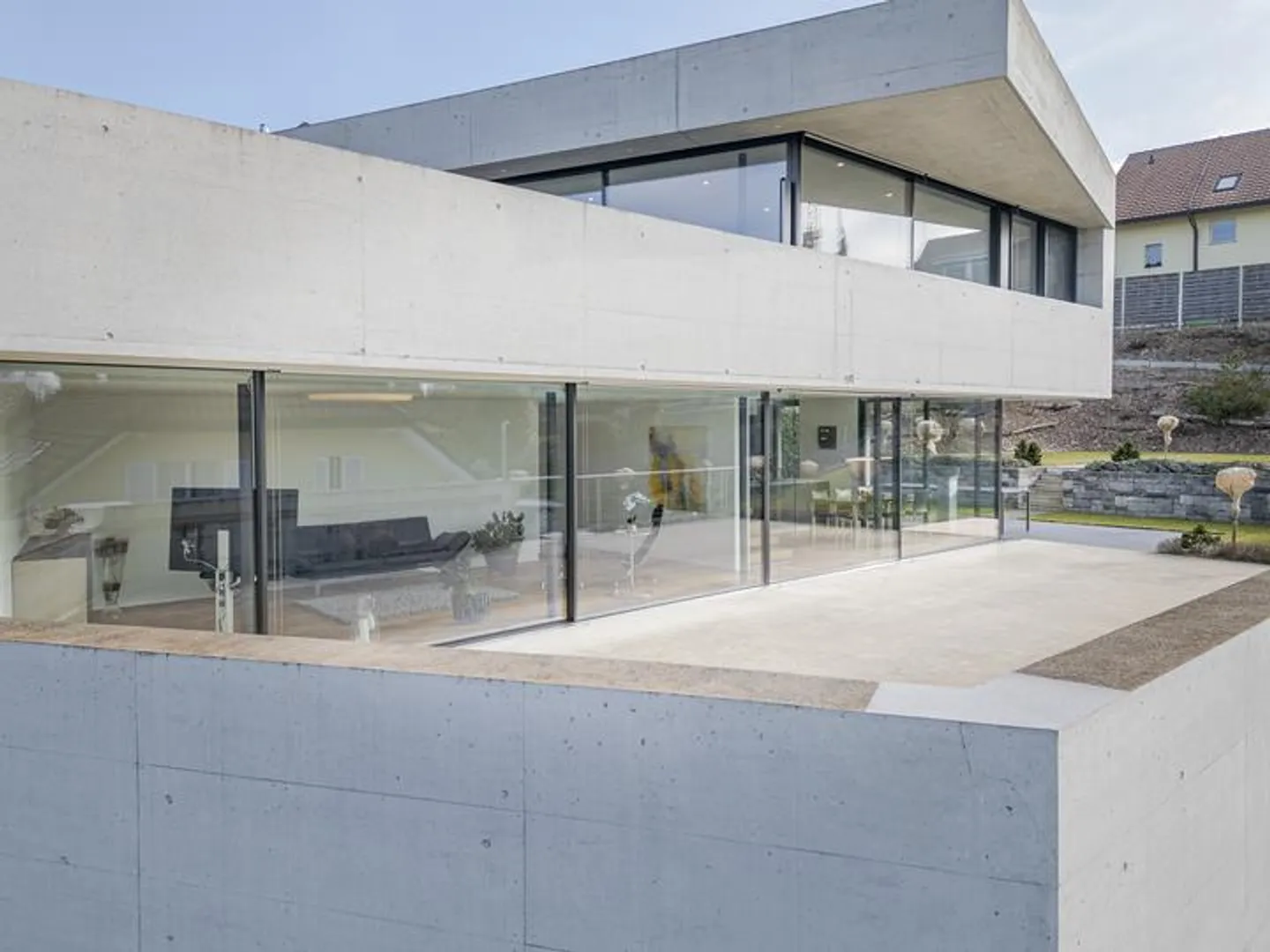 MODERNES ARCHITEKTENHAUS MIT ZEITLOSER BETONÄSTHETIK - Foto 7 von 8